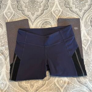 Alo yoga cropped leggings 